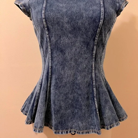 New Guess light denim cut out top - Picture 2 of 5